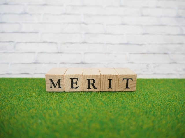 「MERIT」と書かれた木の箱
